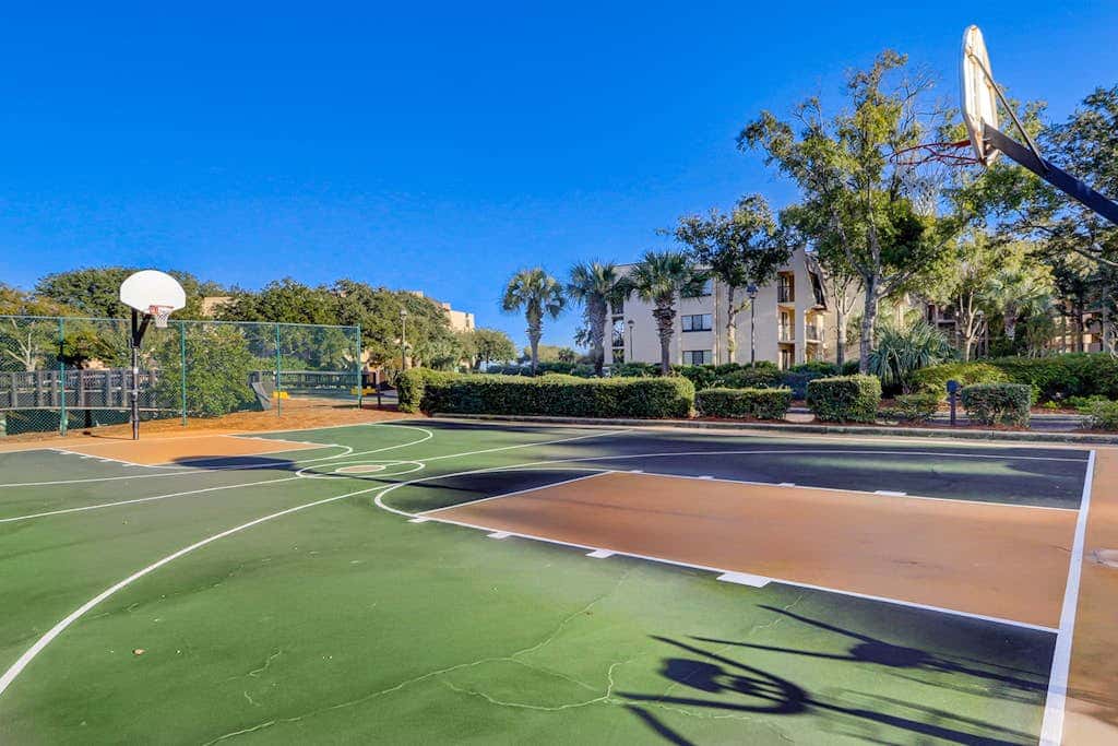 2nd floor Condo, pool, hot tub, pickleball, tennis & close to beach