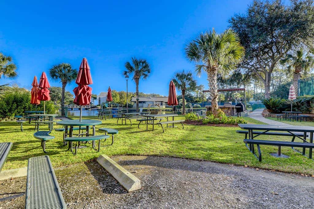 2nd floor Condo, pool, hot tub, pickleball, tennis & close to beach