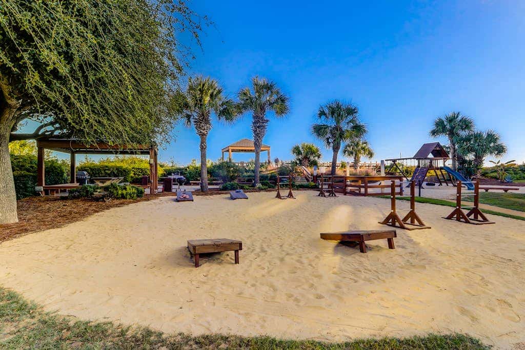 2nd floor Condo, pool, hot tub, pickleball, tennis & close to beach