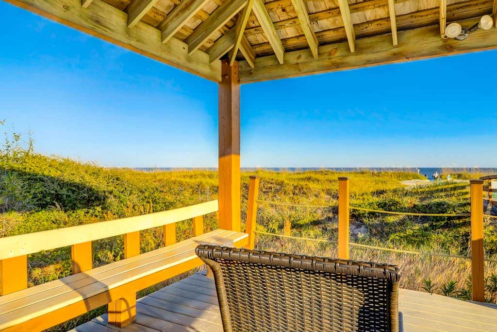 2nd floor Condo, pool, hot tub, pickleball, tennis & close to beach