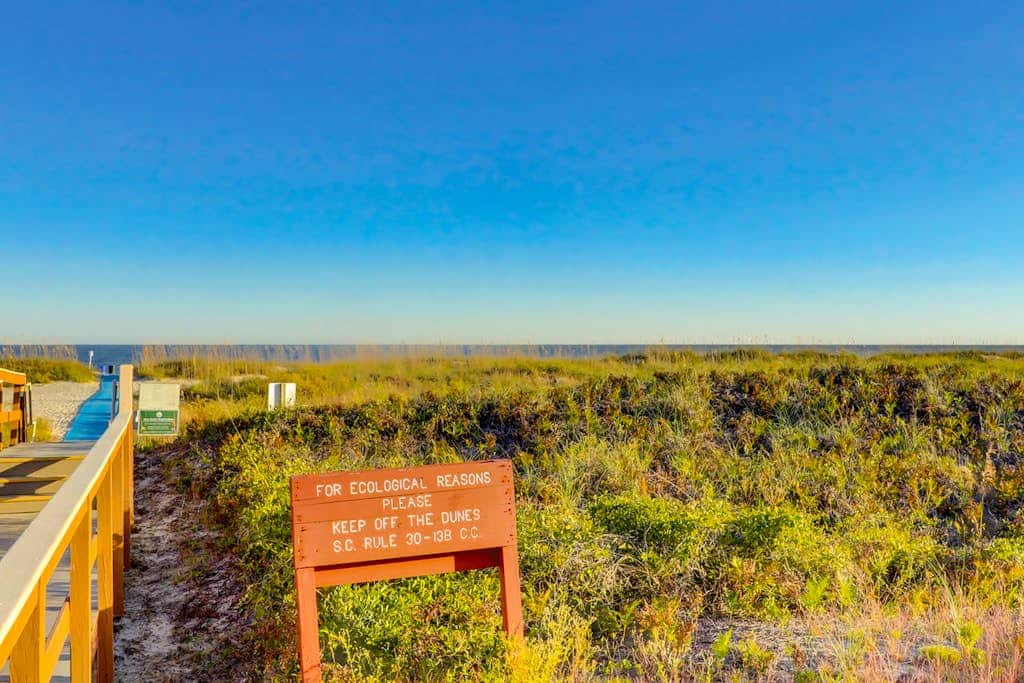 2nd floor Condo, pool, hot tub, pickleball, tennis & close to beach