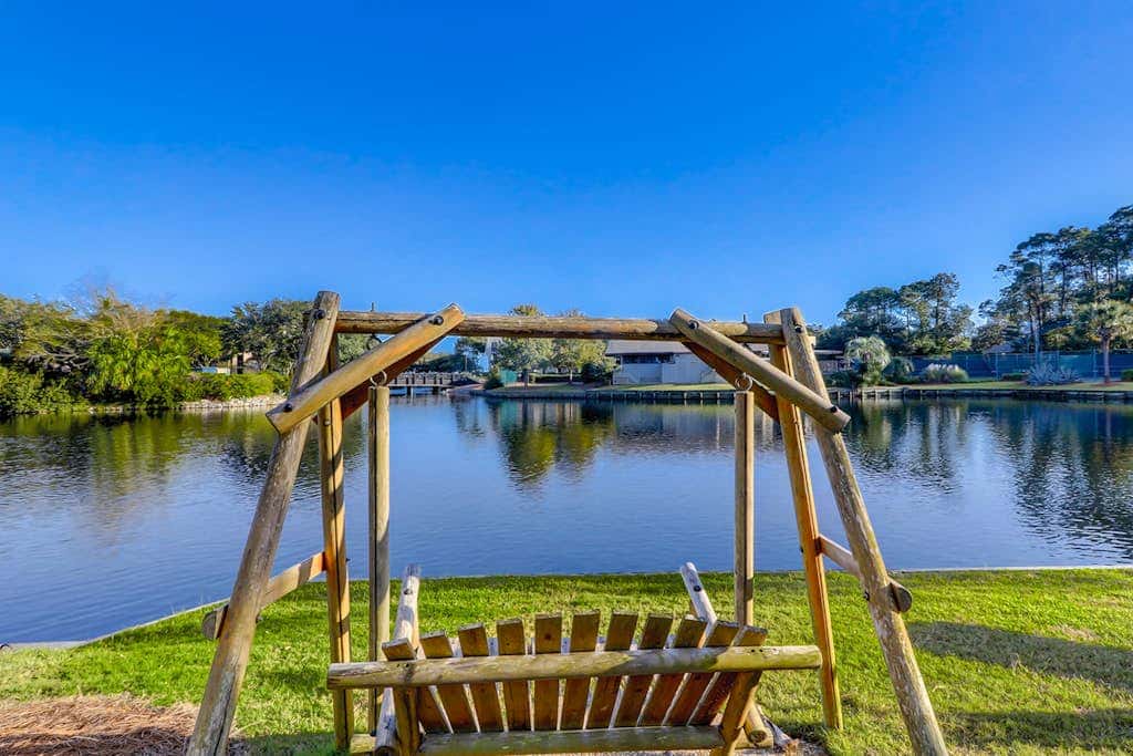 2nd floor Condo, pool, hot tub, pickleball, tennis & close to beach