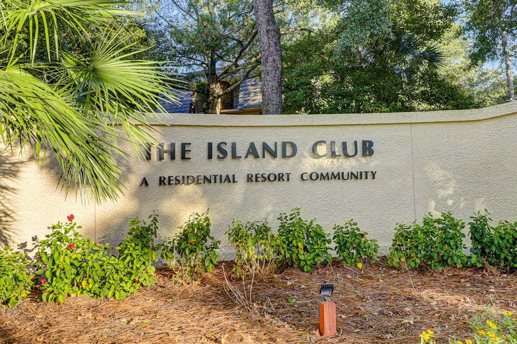 2nd floor Condo, pool, hot tub, pickleball, tennis & close to beach