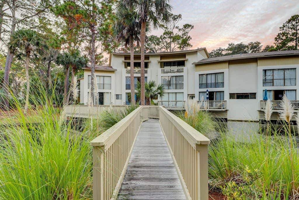 Beautiful updated condo- On-site pool, blocks from beach and Coligny Plaza