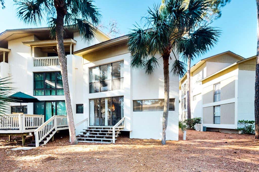 Beautiful updated condo- On-site pool, blocks from beach and Coligny Plaza