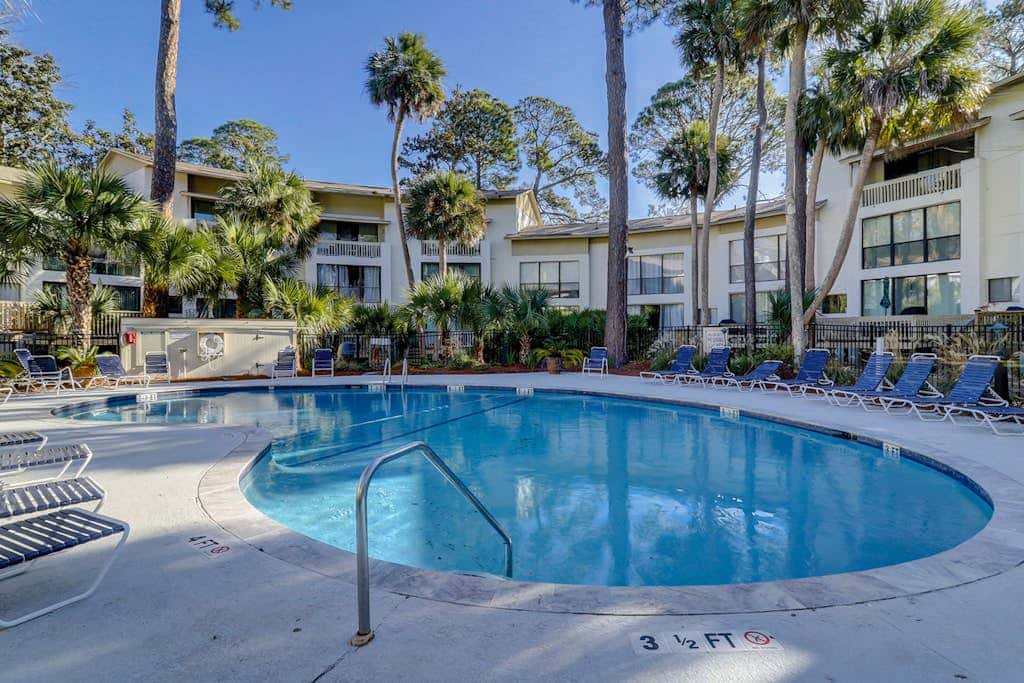 Beautiful updated condo- On-site pool, blocks from beach and Coligny Plaza