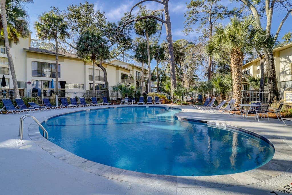Beautiful updated condo- On-site pool, blocks from beach and Coligny Plaza