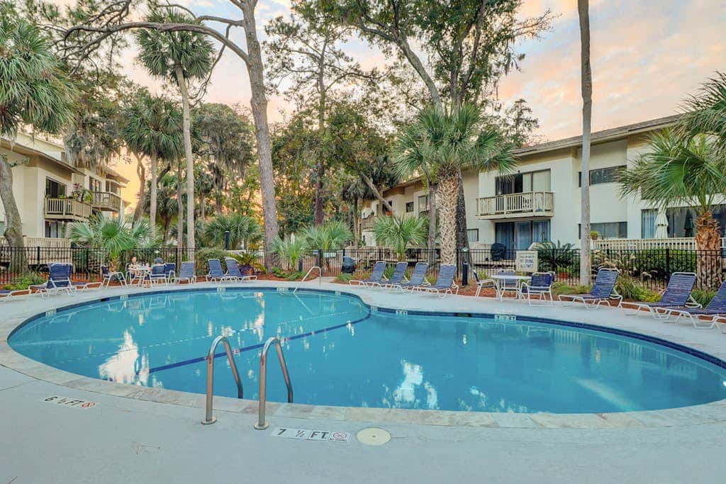 Beautiful updated condo- On-site pool, blocks from beach and Coligny Plaza