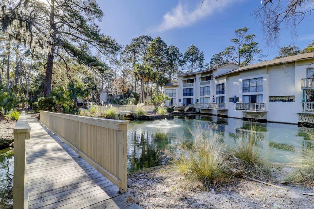 Beautiful updated condo- On-site pool, blocks from beach and Coligny Plaza