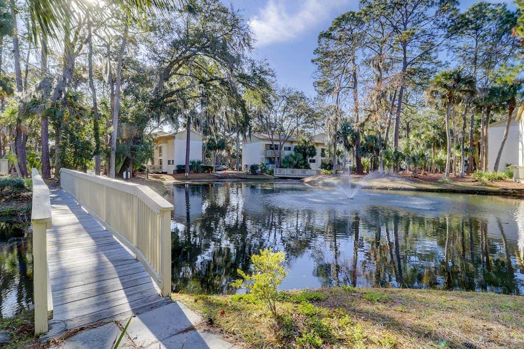 Beautiful updated condo- On-site pool, blocks from beach and Coligny Plaza