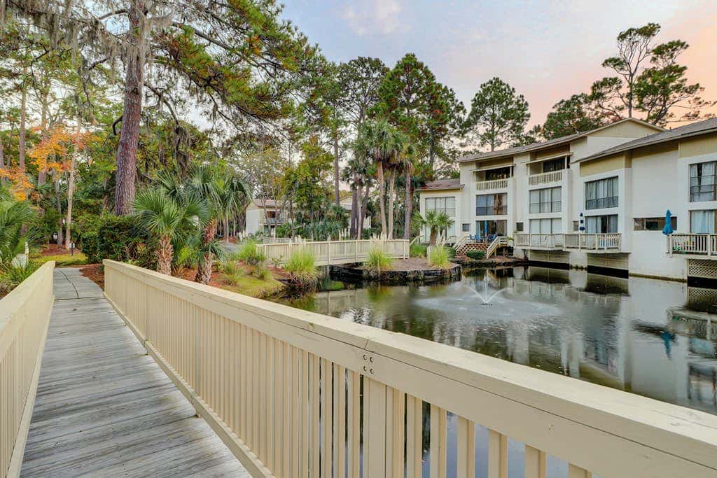 Beautiful updated condo- On-site pool, blocks from beach and Coligny Plaza