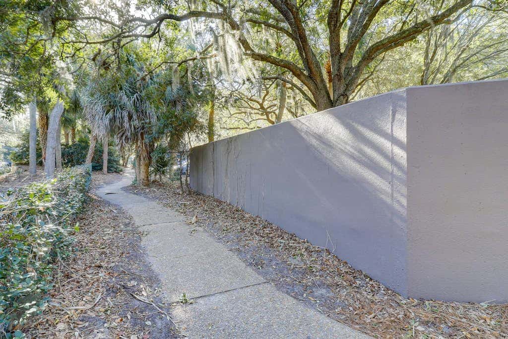Beautiful updated condo- On-site pool, blocks from beach and Coligny Plaza