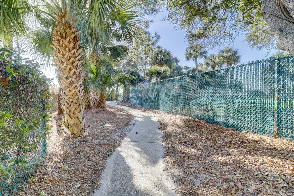 Beautiful updated condo- On-site pool, blocks from beach and Coligny Plaza