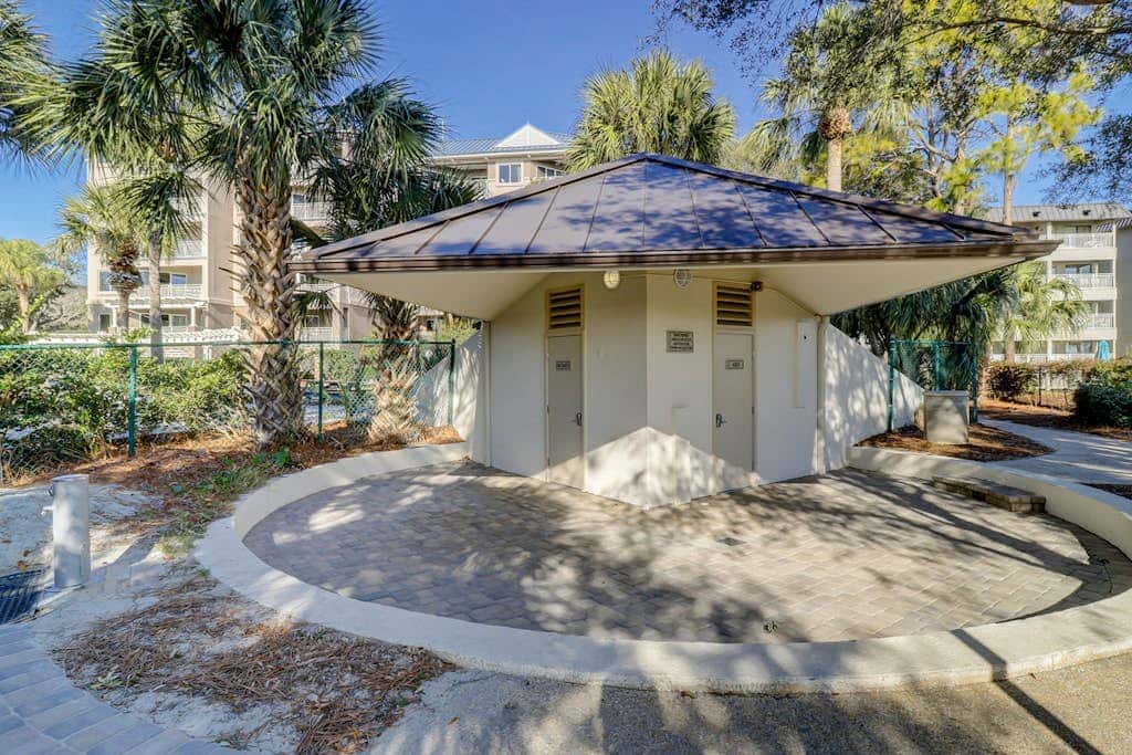 Beautiful updated condo- On-site pool, blocks from beach and Coligny Plaza