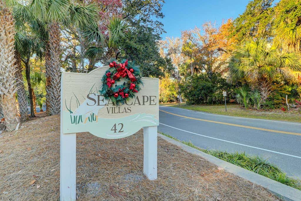 Beautiful updated condo- On-site pool, blocks from beach and Coligny Plaza
