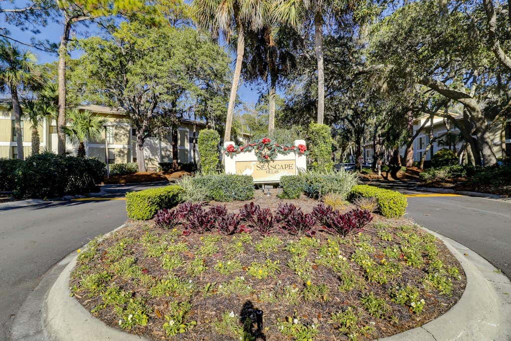 Beautiful updated condo- On-site pool, blocks from beach and Coligny Plaza