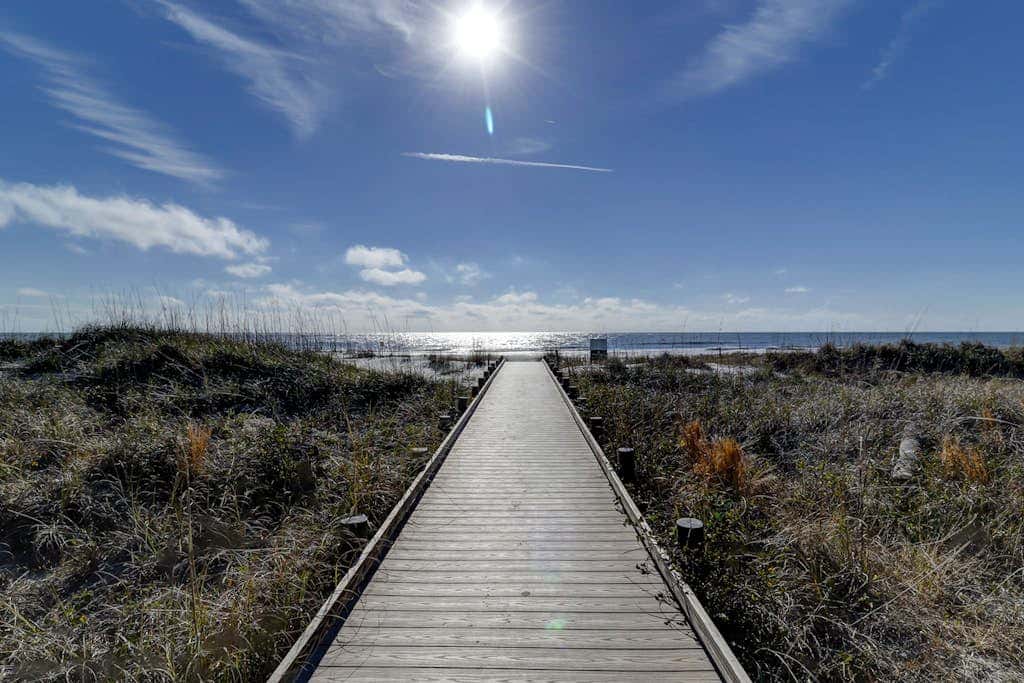 Beautiful updated condo- On-site pool, blocks from beach and Coligny Plaza