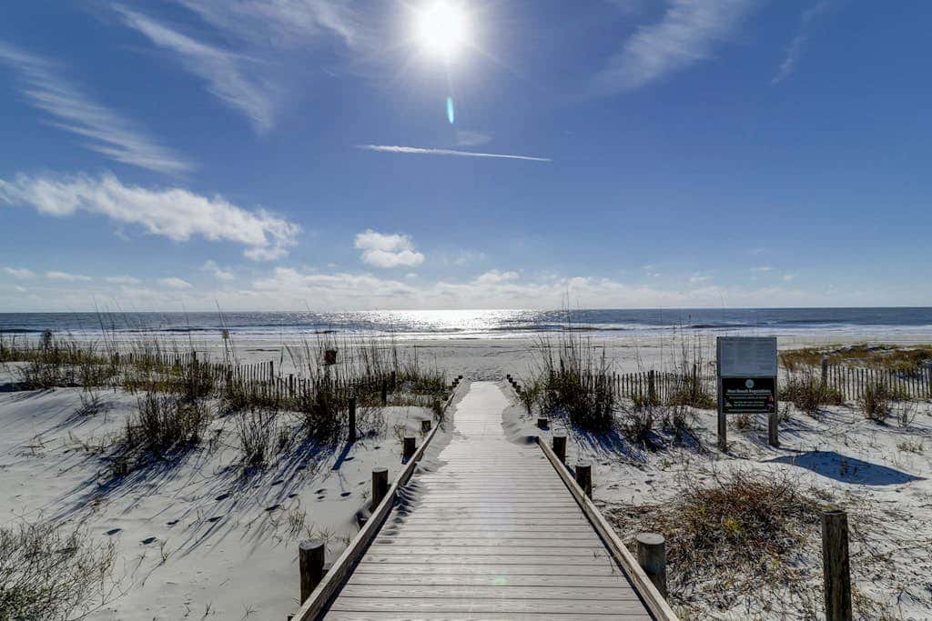 Beautiful updated condo- On-site pool, blocks from beach and Coligny Plaza