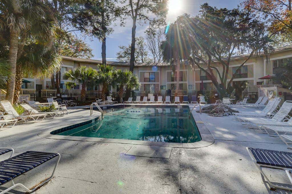 Beautiful updated condo- On-site pool, blocks from beach and Coligny Plaza