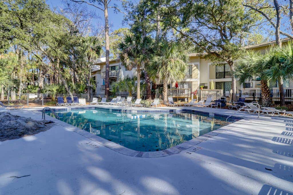 Beautiful updated condo- On-site pool, blocks from beach and Coligny Plaza