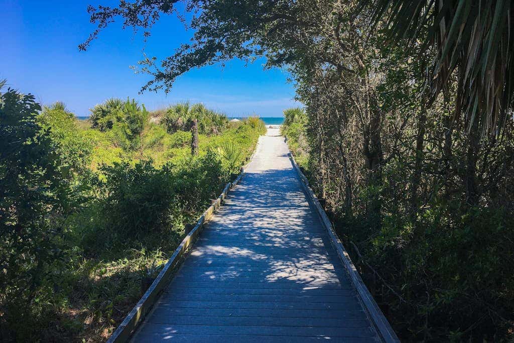 Beautiful updated condo- On-site pool, blocks from beach and Coligny Plaza