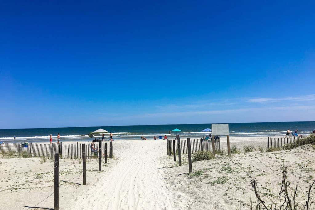 Beautiful updated condo- On-site pool, blocks from beach and Coligny Plaza
