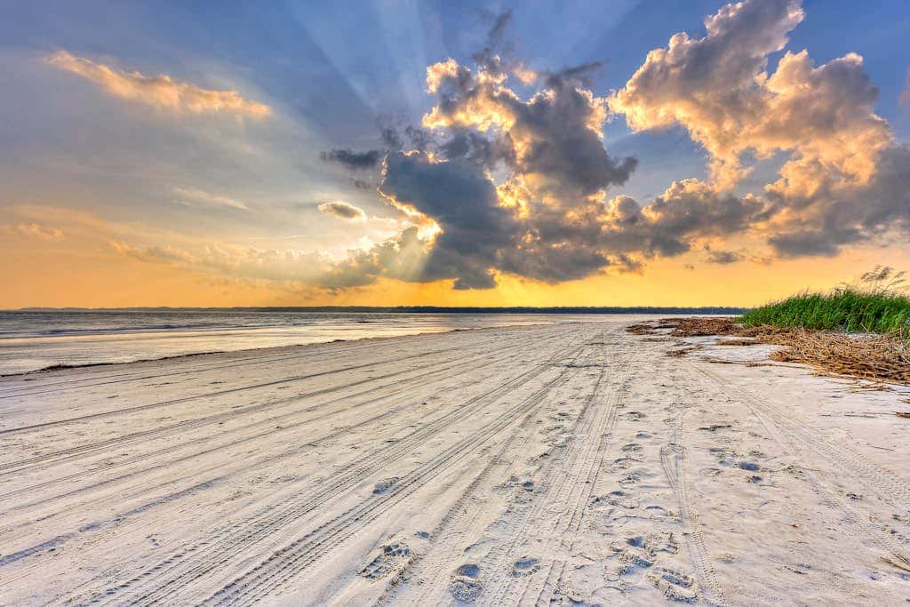 Beautiful updated condo- On-site pool, blocks from beach and Coligny Plaza