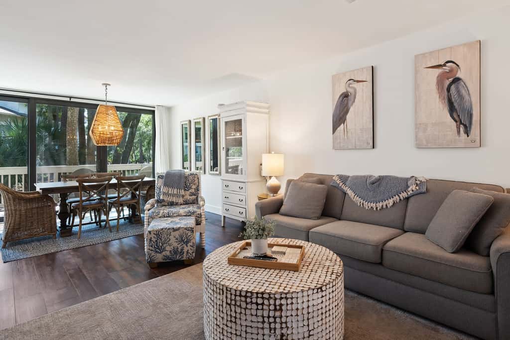 Beautiful updated condo- On-site pool, blocks from beach and Coligny Plaza
