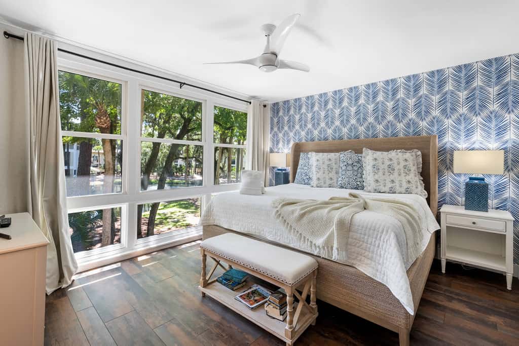 Beautiful updated condo- On-site pool, blocks from beach and Coligny Plaza
