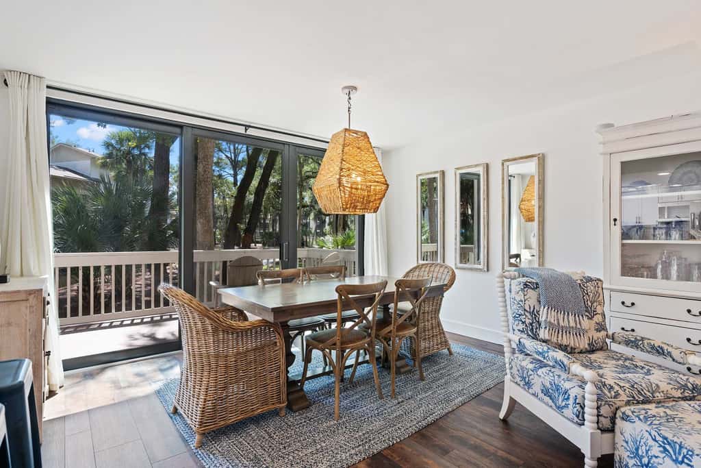 Beautiful updated condo- On-site pool, blocks from beach and Coligny Plaza