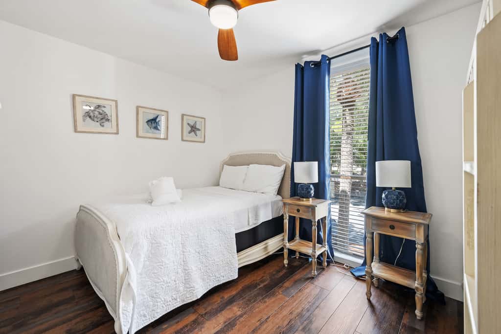 Beautiful updated condo- On-site pool, blocks from beach and Coligny Plaza