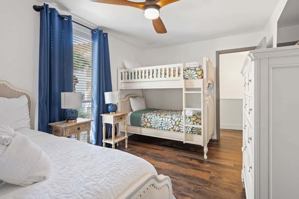 Beautiful updated condo- On-site pool, blocks from beach and Coligny Plaza