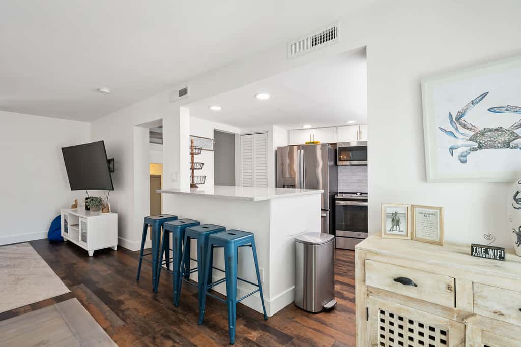 Beautiful updated condo- On-site pool, blocks from beach and Coligny Plaza