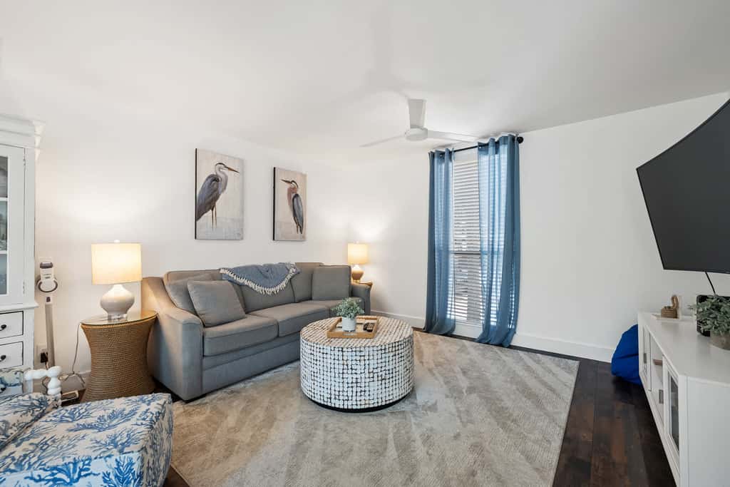 Beautiful updated condo- On-site pool, blocks from beach and Coligny Plaza