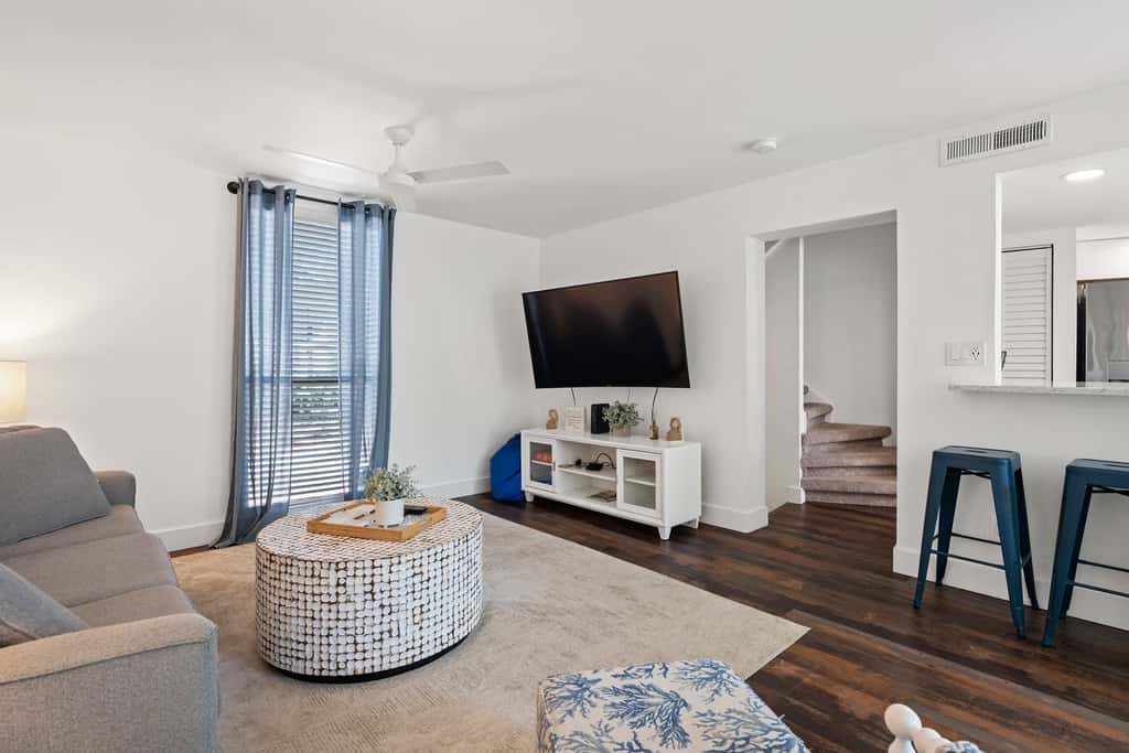 Beautiful updated condo- On-site pool, blocks from beach and Coligny Plaza