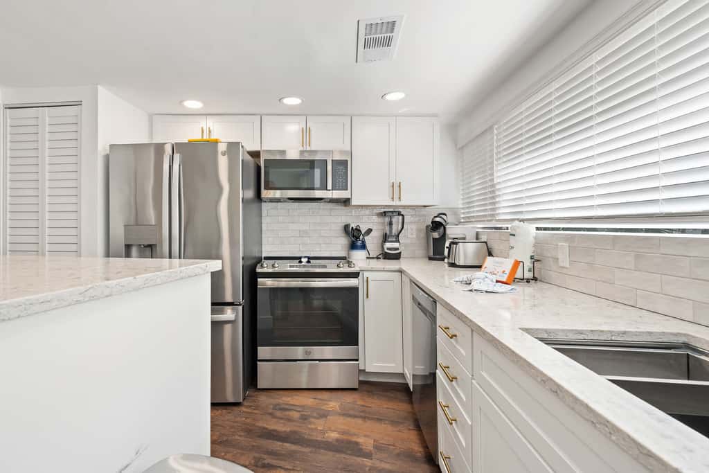 Beautiful updated condo- On-site pool, blocks from beach and Coligny Plaza