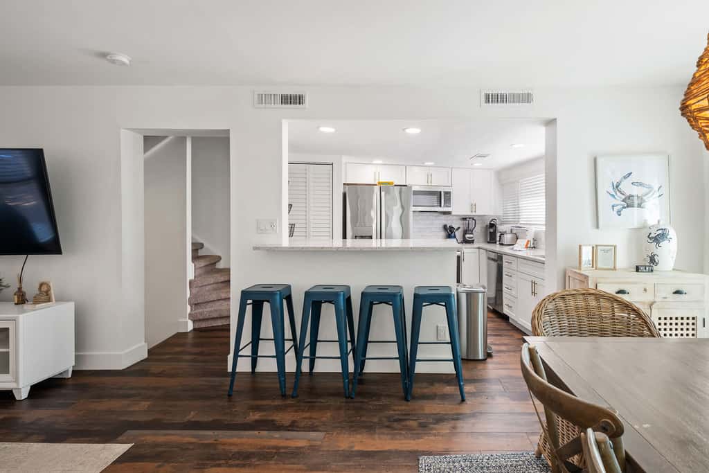 Beautiful updated condo- On-site pool, blocks from beach and Coligny Plaza