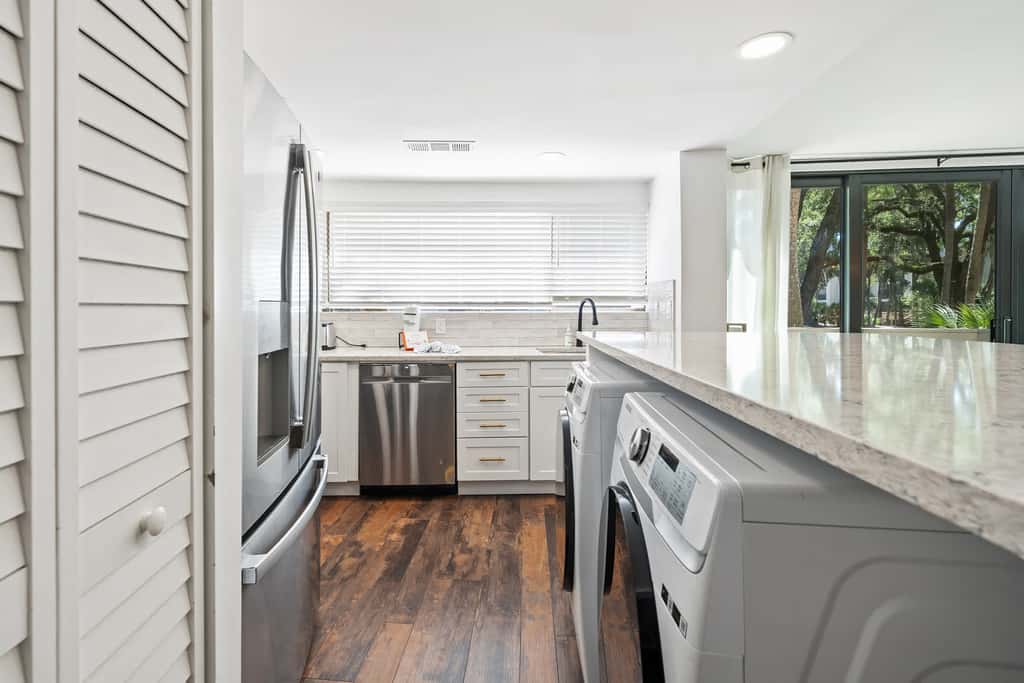Beautiful updated condo- On-site pool, blocks from beach and Coligny Plaza