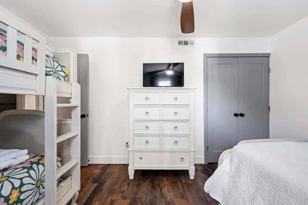 Beautiful updated condo- On-site pool, blocks from beach and Coligny Plaza