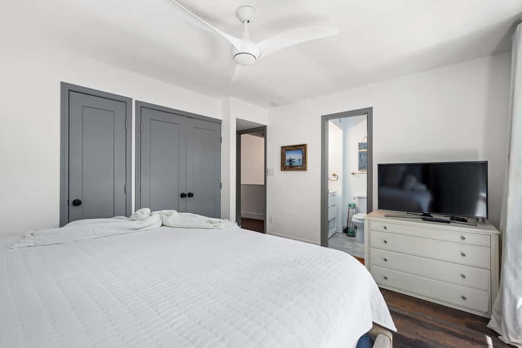 Beautiful updated condo- On-site pool, blocks from beach and Coligny Plaza