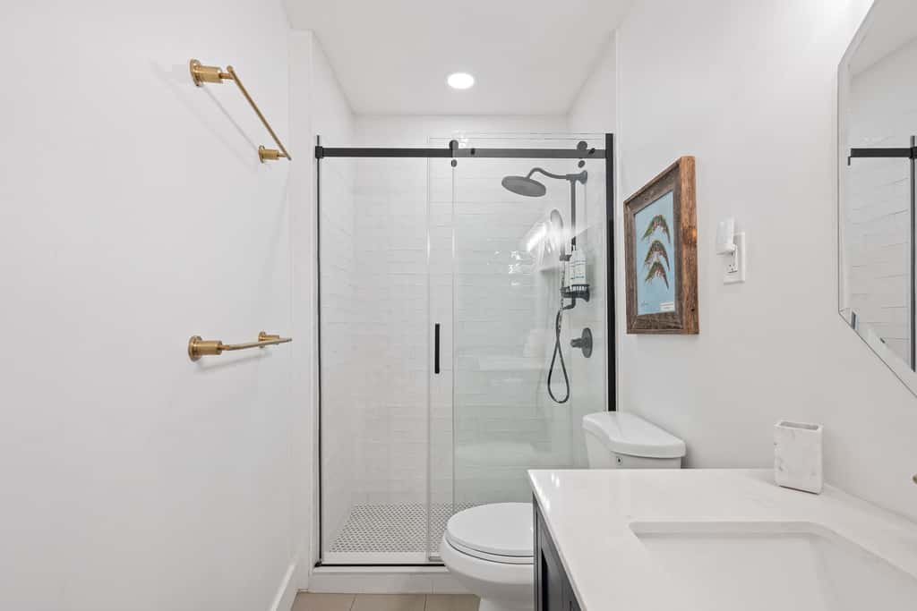 Beautiful updated condo- On-site pool, blocks from beach and Coligny Plaza