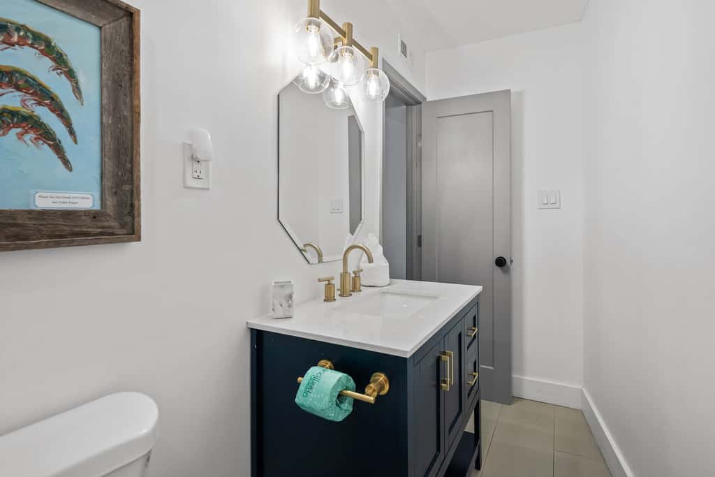 Beautiful updated condo- On-site pool, blocks from beach and Coligny Plaza
