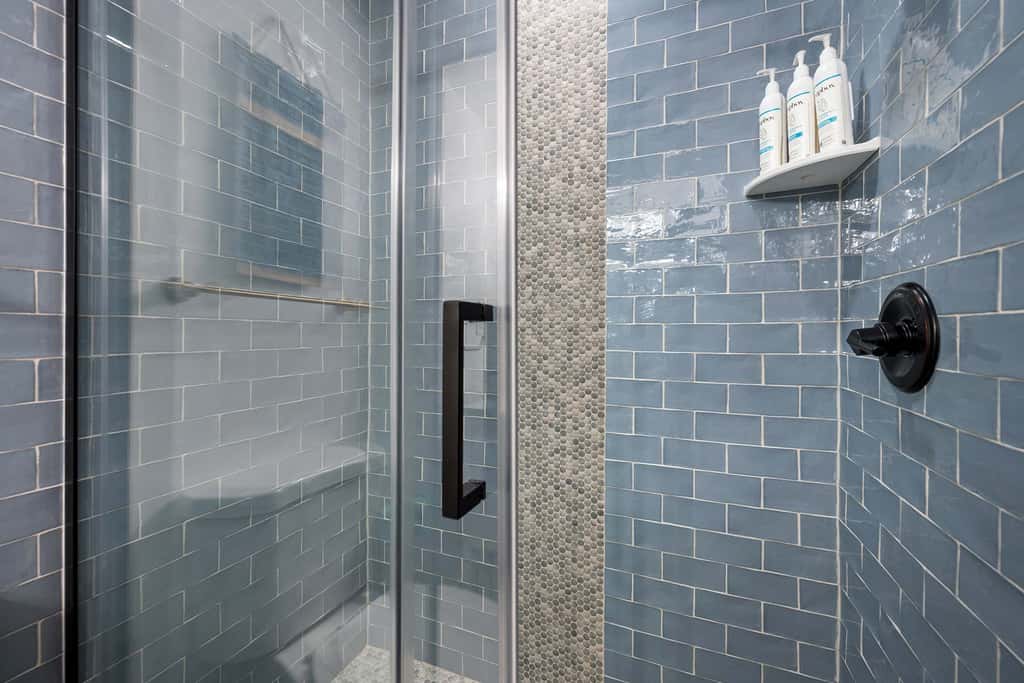Beautiful updated condo- On-site pool, blocks from beach and Coligny Plaza