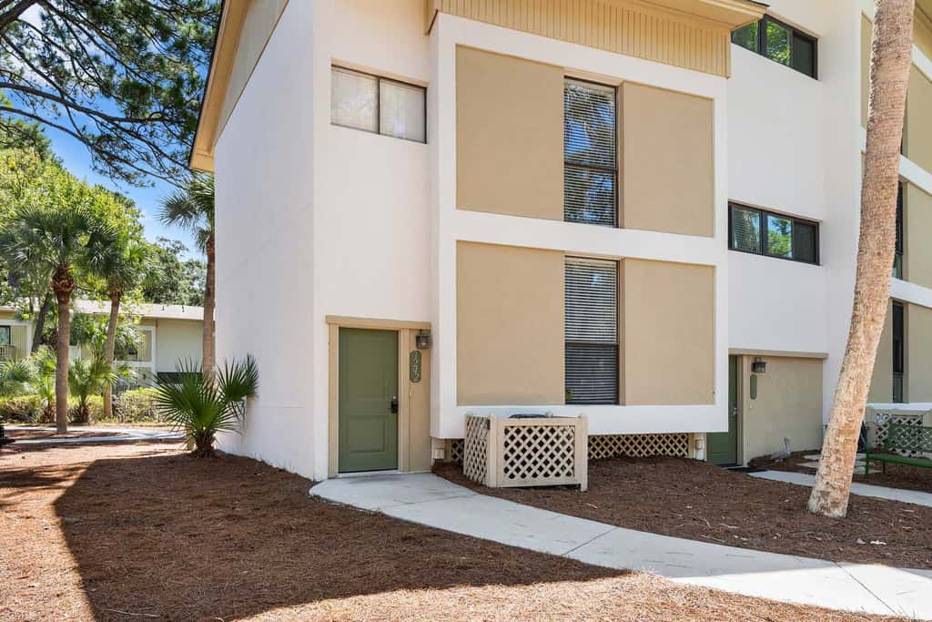 Beautiful updated condo- On-site pool, blocks from beach and Coligny Plaza
