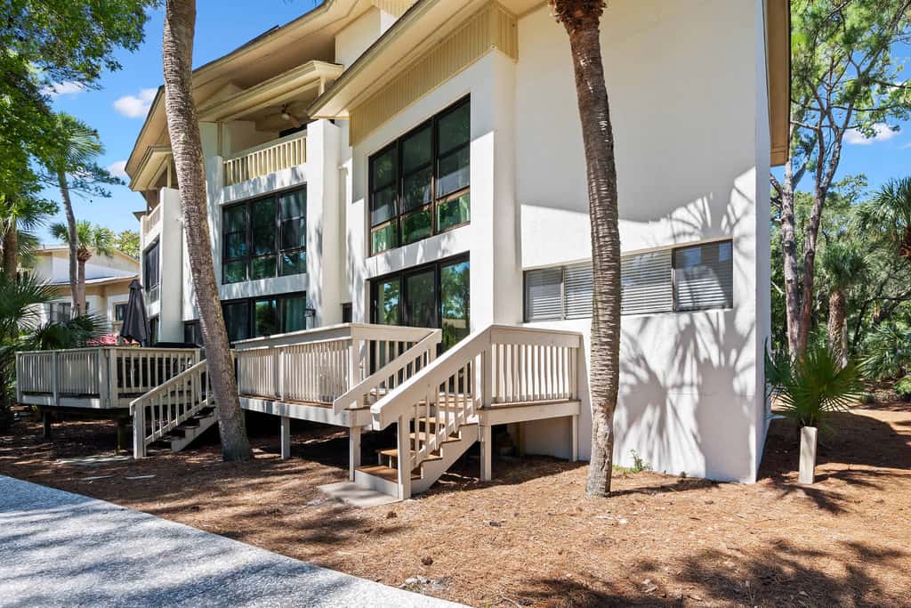 Beautiful updated condo- On-site pool, blocks from beach and Coligny Plaza
