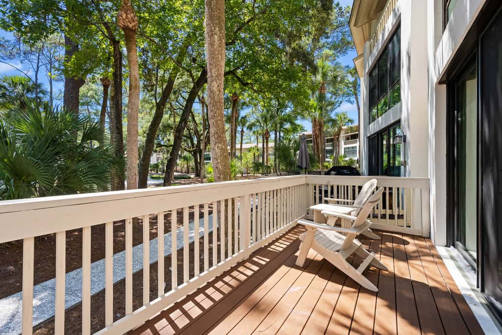 Beautiful updated condo- On-site pool, blocks from beach and Coligny Plaza