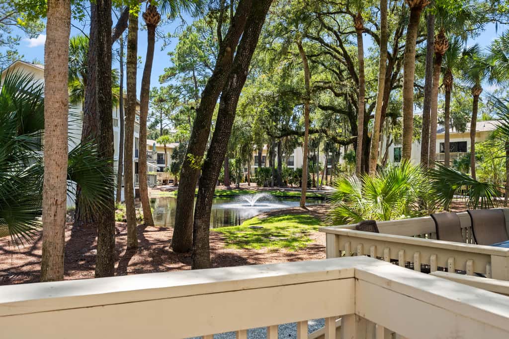 Beautiful updated condo- On-site pool, blocks from beach and Coligny Plaza
