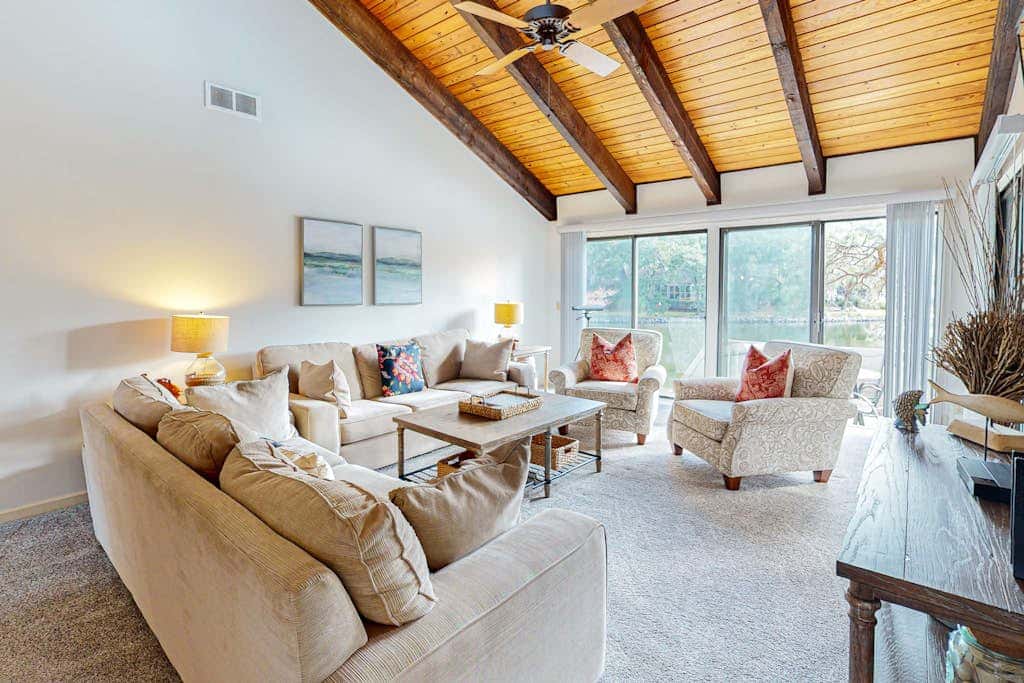 Peaceful villa with large deck and lagoon views, close to Harbour Town