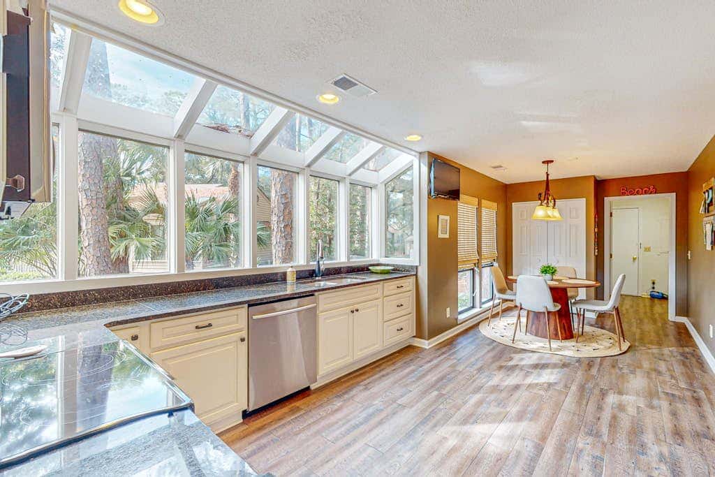 Peaceful villa with large deck and lagoon views, close to Harbour Town