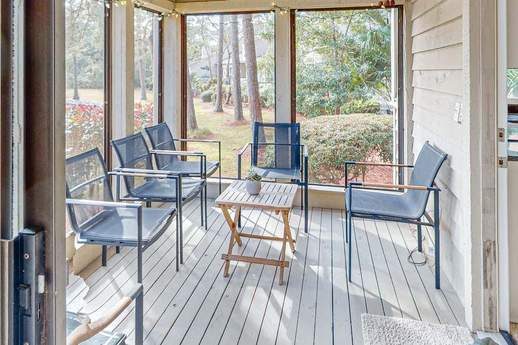 Peaceful villa with large deck and lagoon views, close to Harbour Town